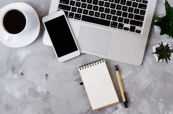 Білий смартфон з чорним порожнім екраном на офісному столі з ноутбуком і чашкою кави. Намацати телефон . Ліцензійні Стокові Фото