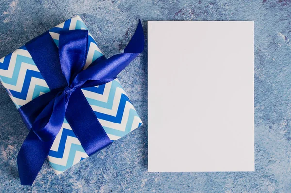 Carte de voeux pour la fête des pères ou l'anniversaire. Coffret cadeau avec papier blanc vierge sur fond bleu . — Photo