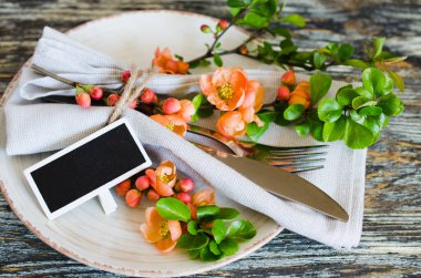 Rustik eskip li masada narin çiçekler ve etiket ile Vintage masa ayarı.