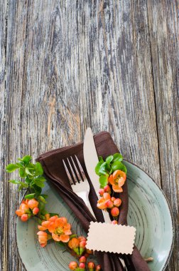 Rustik eskip li masada narin çiçekler ve etiket ile Vintage masa ayarı.