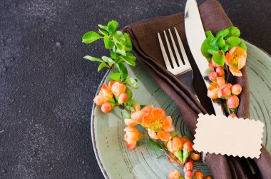 Rustik eskip li masada narin çiçekler ve etiket ile Vintage masa ayarı.