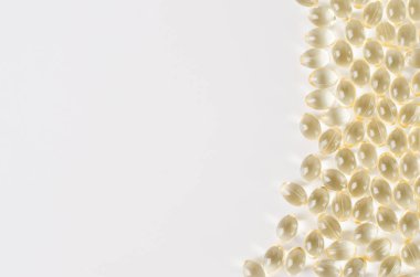 Haplar, haplar, vitamin, beyaz arka planda izole edilmiş ilaçlar. İlaç ve sağlık hizmetleri kavramı.