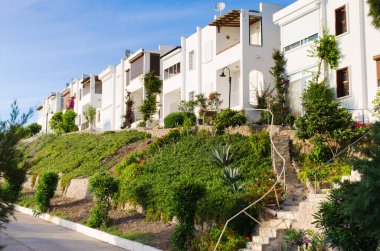 Türkiye 'nin Bodrum kentinin arka sokaklarından birinde tipik bir mavi-beyaz Türk evi. Güneşli yaz günü