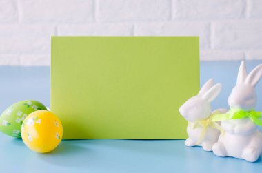 Mutlu Paskalyalar. Boş paskalya kartı. Süslü beyaz tavşanlı Paskalya arkaplanı.