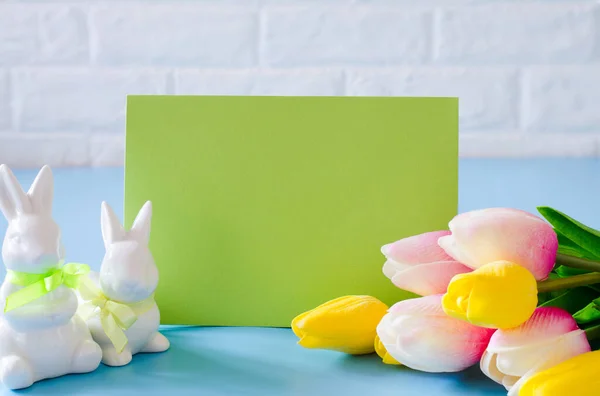 Szczęśliwej Wielkanocy. Pusta karta wielkanocna. Tło wielkanocne z ozdobnymi białymi królikami. — Zdjęcie stockowe