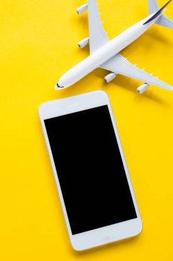 Boş ekran akıllı telefonu ve dekoratif uçak, uygulama sunumu için şablon. Yaz seyahati planı.