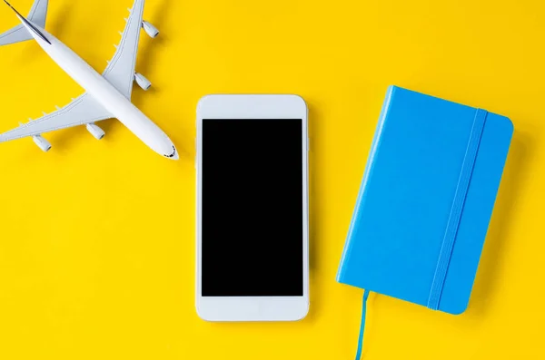 Prázdný displej smartphone, dekorativní letadlo a notebook, šablona pro prezentaci aplikace. — Stock fotografie