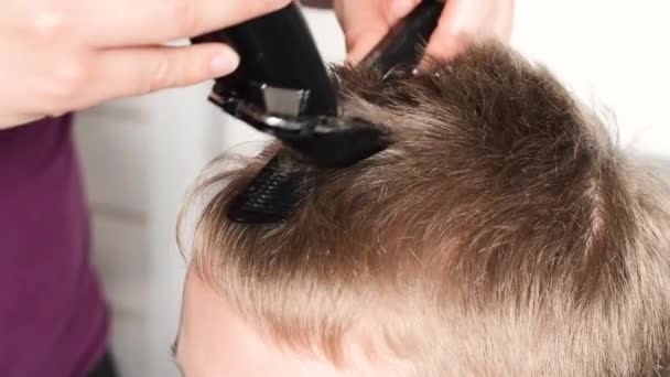 女人在家里剪男孩的头发 剪子的家庭剪发 — 图库视频影像
