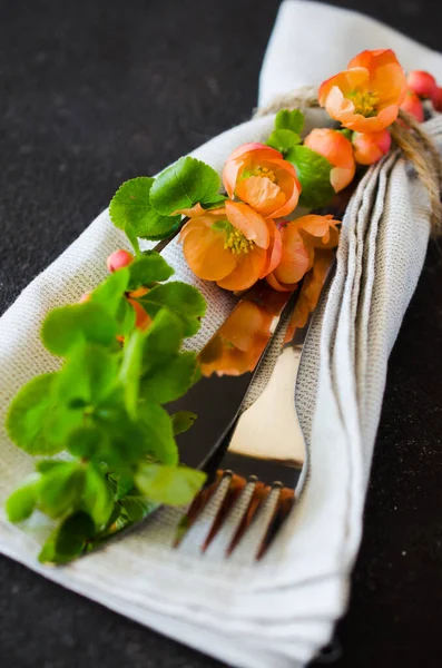 Vintage Tischdekoration Mit Zarten Blumen Auf Einer Leinenserviette Auf Dunklem — Stockfoto