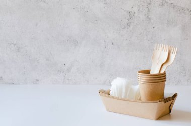 Çevre dostu biyolojik çözünebilir karton ya da kağıt tabaklar. Sıfır atık geri dönüşüm konsepti. Yemek ve sokak fast food bardakları, tabaklar ve ahşap çatallar..