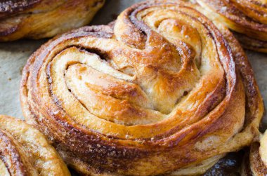 Fırında taze kokulu tarçınlı çörekler. Geleneksel ev yapımı hamur işleri. Rustik stil.