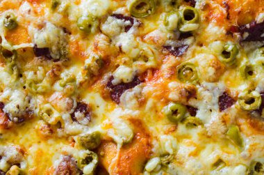 Pizza deseni. Taze pişmiş iştah açıcı pizza. Yemek arkaplanı. Yakın çekim..