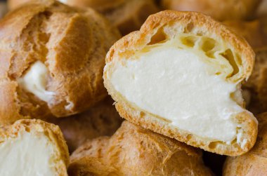 Ev yapımı karlı hamur işleri, kremayla doldurulmuş çay. Kremalı ekler..