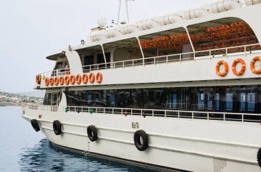 Boş turist teknesi. Turgutreis, Bodrum, Türkiye 'deki rıhtımda eğlence tekneleri