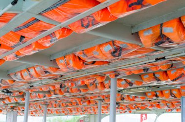 Portakal rengi can yelekleri ya da yelekler nakliye teknesinde kullanıma hazır. Zevk teknesinde güvenlik ekipmanı.