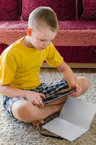 Kształcenie Online Odległość Uczeń Uczy Się Domu Cyfrowym Tabletem Ręku — Zdjęcie stockowe