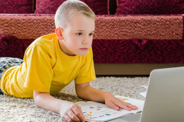 Дистанційне Навчання Онлайн Освіти Школяр Навчається Вдома Ноутбуком Хлопчик Слухає Стокове Зображення