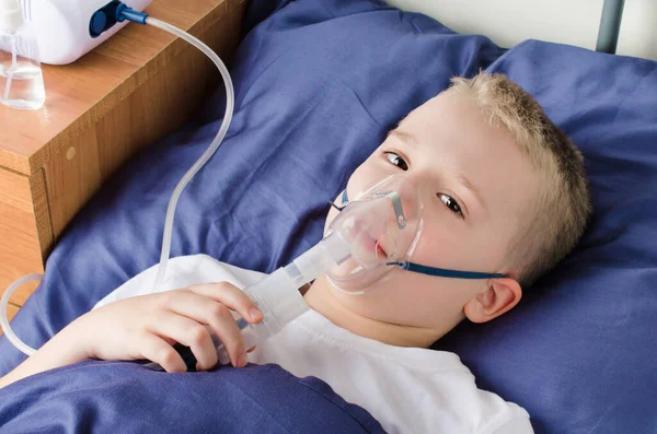 Rapaz Doente Respirar Através Máscara Inalador Uso Nebulizador Inalador Para — Fotografia de Stock