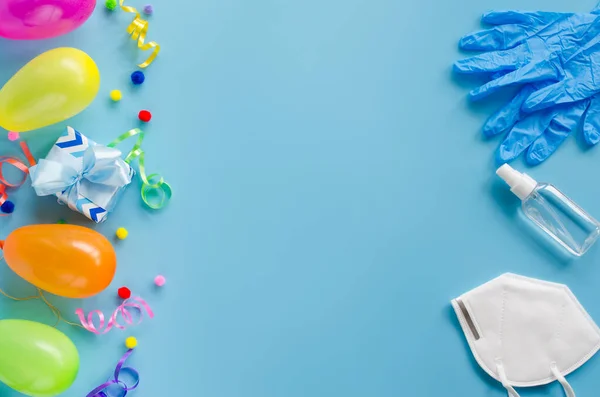 Urodziny Kwarantanny Uroczyste Niebieskie Tło Pudełkami Prezentów Balony Maska Medyczna — Zdjęcie stockowe