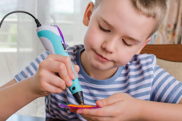 3 boyutlu kalem kullanan bir çocuk. Mutlu çocuk renkli ABS plastikten çiçek yapıyor. Evde yaratıcı hobi, teknoloji, eğlence, eğitim kavramı.