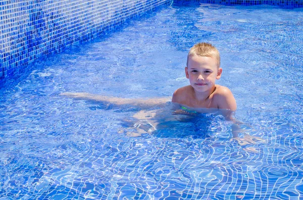 Šťastný Dospívající Chlapec Plave Bazénu Aquaparku Šťastné Dítě Prázdninách Slunečný — Stock fotografie
