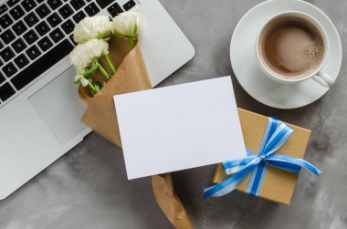 Bilgisayarlı, hediye kutulu, sabah kahveli ve çiçekli tebrik kartı. Babalar Günü ya da doğum günü konsepti.