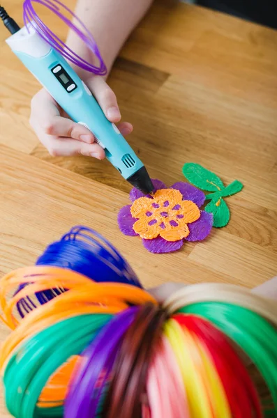 Дитина Використовує Ручку Дитячі Руки Роблять Квітку Кольорового Пластику Abs Стокове Фото