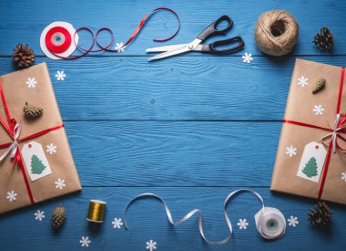 Noel hediyesi mavi ahşap kurullarında