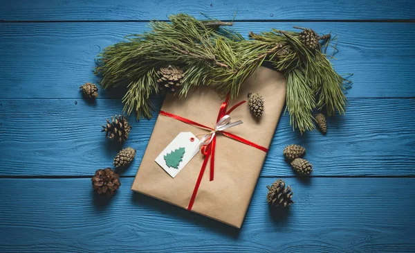 Presente de Natal em placas de madeira azul — Fotografia de Stock