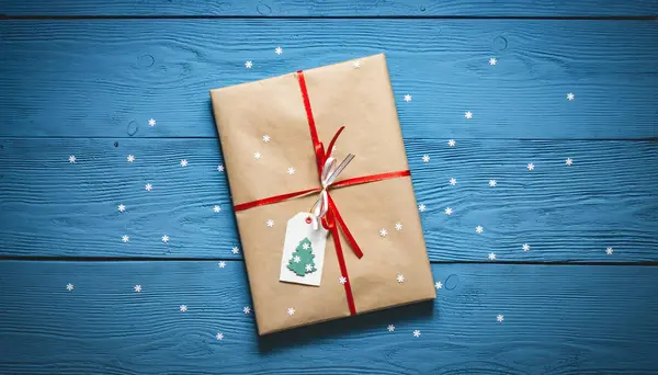 Presente de Natal em placas de madeira azul — Fotografia de Stock