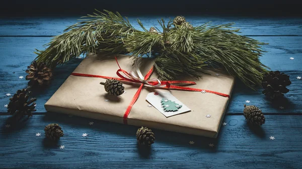 Новорічний подарунок на синіх дерев'яних дошках — стокове фото