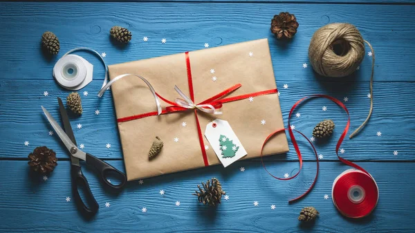 Presente de Natal em placas de madeira azul — Fotografia de Stock