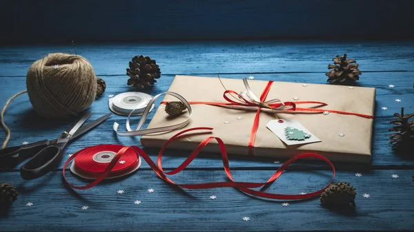 Χριστουγεννιάτικο δώρο σε μπλε ξύλινες σανίδες — Φωτογραφία Αρχείου