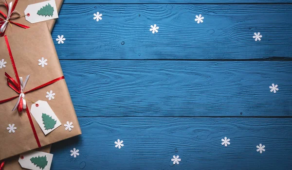 Presente de Natal em placas de madeira azul — Fotografia de Stock