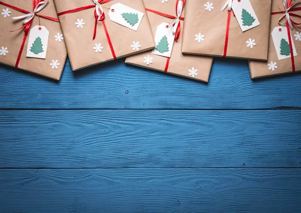 Рождественский подарок на синих деревянных досках — стоковое фото