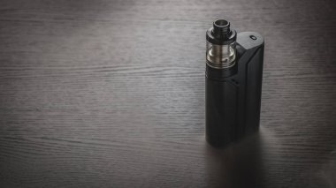 kahverengi ahşap masa üzerinde siyah Buharlaştırıcı