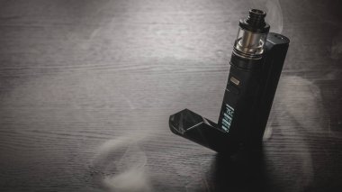 kahverengi ahşap masa üzerinde siyah Buharlaştırıcı