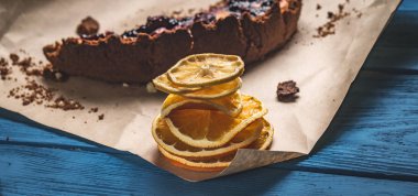 Limon ve bir dilim pasta mavi kurullarında Kuru