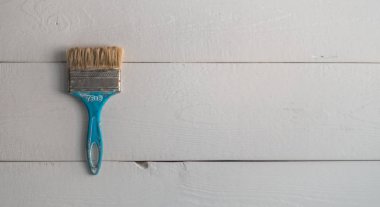 Vintage eski beyaz tahtalar üzerinde eski püskü dokulu fırça mavi