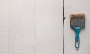 Vintage eski beyaz tahtalar üzerinde eski püskü dokulu fırça mavi