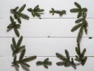 beyaz tahtalar üzerinde köknar dalı çerçevenin Üstten Görünüm