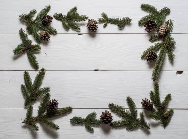 beyaz tahtalar üzerinde köknar dalı çerçevenin Üstten Görünüm