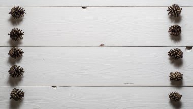 çerçeve çam kozalakları üstten görünüm beyaz tahtalar üzerinde