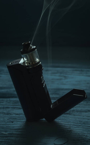 испаритель на синем фоне
