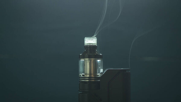 испаритель на синем фоне
