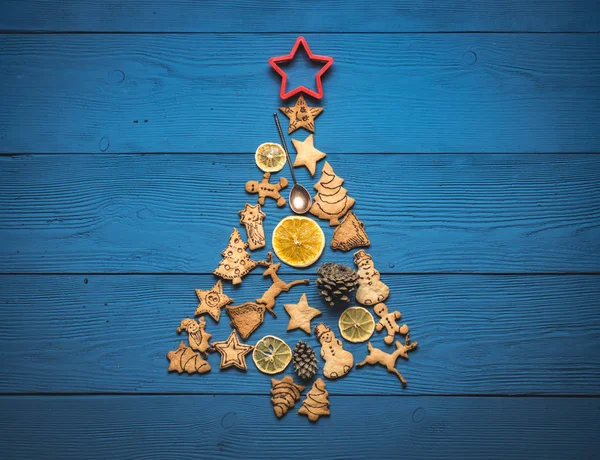 Pohled shora na vánoční strom ze souborů cookie na modré desky — Stock fotografie