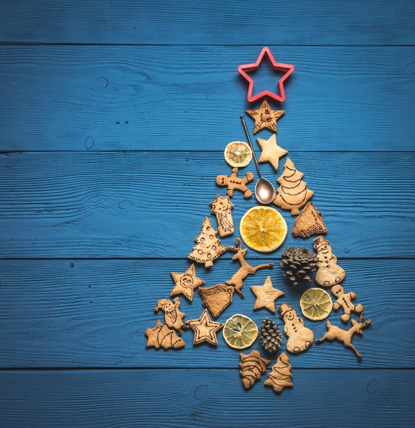 Pohled shora cookie strom jedle na modré desky — Stock fotografie