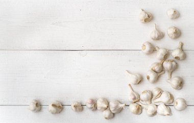 Sarımsak üstten görünüm beyaz bir tablo