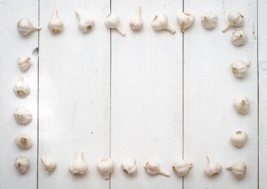 Sarımsak üstten görünüm beyaz bir tablo