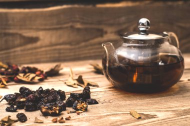 şeffaf bir çaydanlık sıcak bitkisel çay 